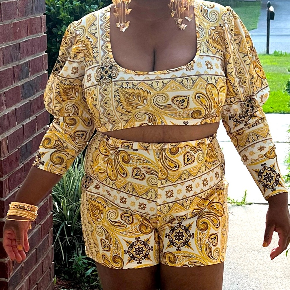 Two piece puff sleeve shoulder top with matching shorts